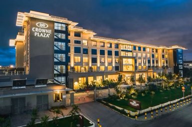 Das Crowne Plaza Hotel in Nairobi erstrahlt in warmem Licht, umgeben von gepflegten Gärten und modernen Gebäuden.