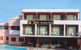 Das Luna Boutique Hotel präsentiert sich mit modernen Balkonen und großen Fenstern in einem hellen, freundlich gestalteten Gebäude.