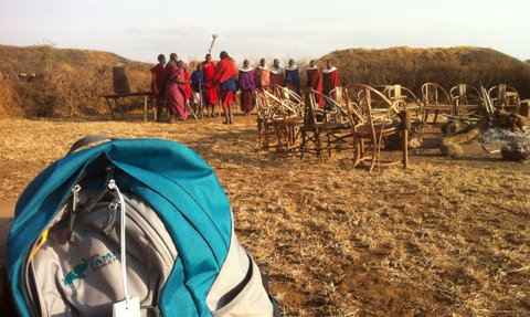 FFR-Rucksack liegt sichtbar im traditionellen Massai-Dorf – Tansania Reise mit Kindern