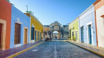 Farbenfrohe Häuserfassaden säumen die Straße im Zentrum – Mexiko Familienreise