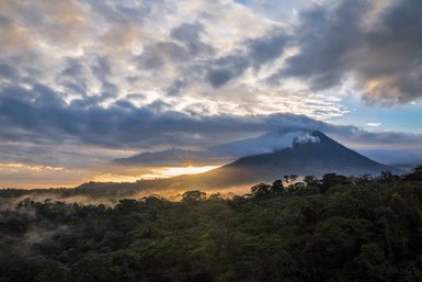 Farbenfroher Sonnenuntergang hinter dem Vulkan Arenal – Costa Rica Familienreise