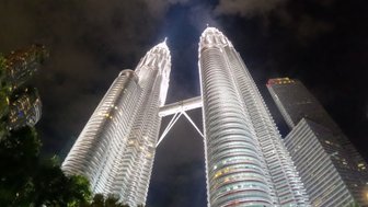 Petronas Twin Towers erhellen die nächtliche Skyline von Kuala Lumpur – Malaysia & Borneo Familienreise