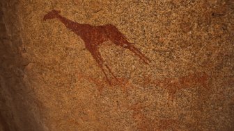 Die Felsmalerei zeigt eine Giraffe - Namibia Rundreise mit Kindern