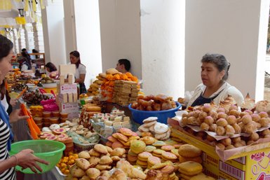 Mexikanische Süßigkeiten auf einem Marktstand in Mérida – Mexiko Reise mit Kindern