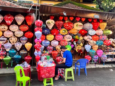 Traditionelle Laternen in einem Laden der Altstadt von Hoi An – Vietnam Familienreise