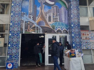 Der Eingang zum Chorsu Basar in Taschkent zeigt eine beeindruckende Kuppel und kunstvolle Fliesenmuster.