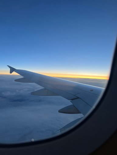 Aussicht aus dem Flugzeugfenster mit Blick Sonnenaufgang – Mexiko Reise mit Kindern