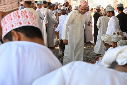 Einheimische im traditionellen Souk von Nizwa – Oman mit Kindern