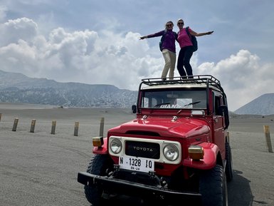 Zwei Frauen oben auf einem Jeep zum Bromo Vulkan – Indonesien mit Kindern