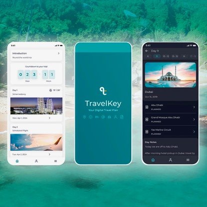 Drei Smartphones zeigen die TravelKey-App vor einer malerischen Strandlandschaft mit Palmen und klarem Wasser.