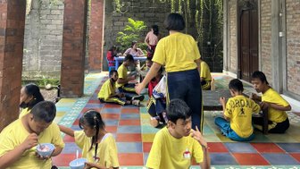 Kinder genießen ihre gemeinsame Pause in Yayasan Widya Guna – Bali mit Kindern