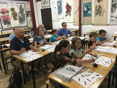 Eltern und Kinder lernen chinesische Kalligrafie in Xi’an – China Familienreise