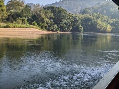 Bootstour auf dem ruhigen River Kwai mit Blick auf üppige Vegetation - Thailand mit Kindern