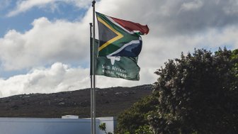 Nationalflagge Südafrikas weht am Kap der Guten Hoffnung – Südafrika Familienreise