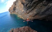Junge springt von den Klippen ins Meer - Madeira Familienreise