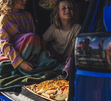 Kinder genießen ein Picknick aus dem Auto in Hermanus – Südafrika mit Kindern