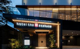 Das moderne Hotel the b Asakusa erstrahlt in warmem Licht und lädt mit seiner einladenden Fassade zum Verweilen ein.