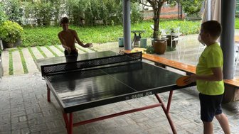 Kinder spielen Tischtennis in China – China mit Kindern