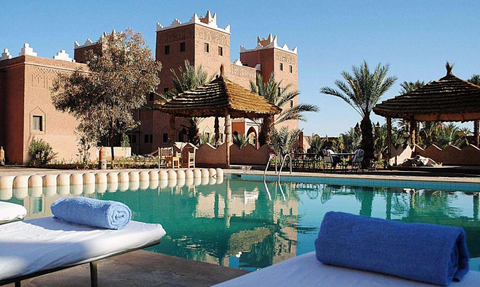 Poolbereich mit Liegen im Sbai Palace Mhamid – Marokko Reise mit Kindern