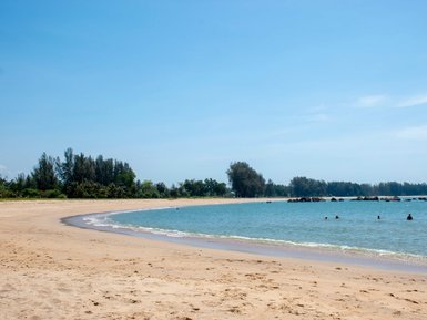 Weiter Sandstrand in Khao Lak mit ruhigem Meer und entspannter Atmosphäre - Thailand Reise mit Kindern