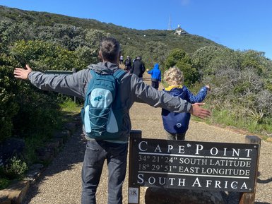 Vater und Kind genießen die Aussicht am Kap der Guten Hoffnung – Südafrika Familienreise