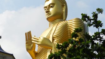 Große liegende Buddhastatue im Dambulla-Höhlentempel – Sri Lanka Familienreise