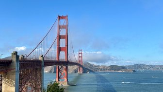 Die Golden Gate Bridge erhebt sich majestätisch über das Wasser, umgeben von sanften Hügeln und klarem Himmel.