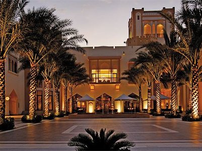 Al Bandar Hotel im DoubleTree by Hilton Muscat Al Waha bei Nacht beleuchtet – Oman Familienreise