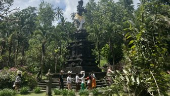Traditionelle Statue am Gunung Kawi Tempel – Bali Familienreise