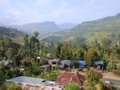 Blick über grüne Hügel und Häuser im Hochland – Sri Lanka Reise mit Kindern