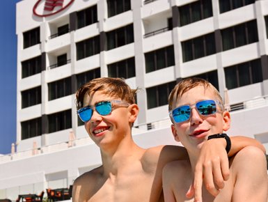 Kinder im Hotelpool des Crowne Plaza in Muscat – Oman Familienreise