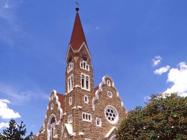 Eine Kirche mit Steinen im Vordergrund - Namibia mit Jugendlichen