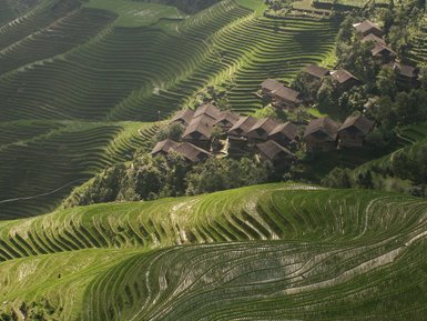 Ausblick von oben auf die Reisterrassen und traditionellen Dörfer in Longsheng – China mit Kindern