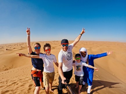 Familie macht Selfie mit Guide in der Wüste – Marokko Familienreise