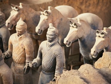 Eindrucksvolle Kriegerfiguren der Terrakotta-Armee in Xi’an – China Reise mit Kindern