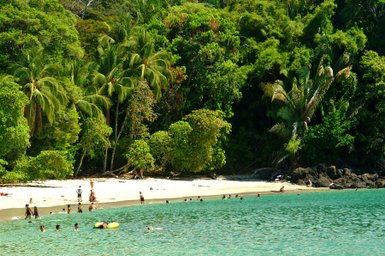 Belebter Strand im Manuel Antonio Nationalpark – Costa Rica mit Kindern