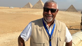 Reiseleiter posiert für ein Foto vor den Pyramiden von Gizeh – Ägypten Reise mit Kindern