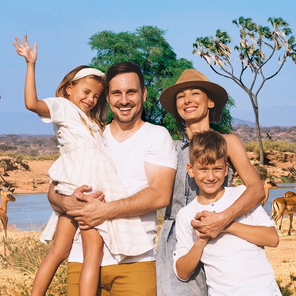 For Family Reisen Header 2025 - Familie auf Safari