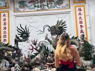 Drachenstatuen schmücken die Altstadt von Hoi An – Vietnam mit Kindern