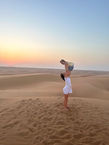 Zwei Schwestern in der Wüste von Oman – Oman mit Kindern