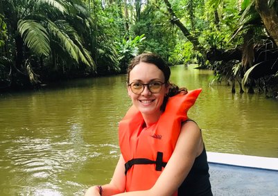 Frau genießt eine Bootstour bei der Mawamba Lodge im Tortuguero Nationalpark – Costa Rica Reise mit Kindern