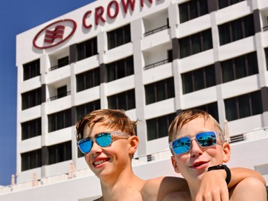 Kinder im Hotelpool des Crowne Plaza in Muscat – Oman Familienreise