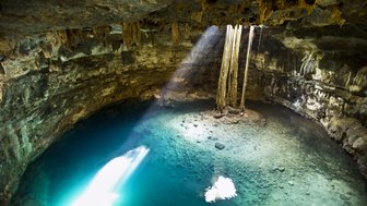 Tiefblaue Cenote umgeben von Natur an der Ruta de los Cenotes – Mexiko Reise mit Kindern