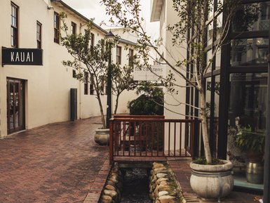 Malerische Straße in der Stadt Stellenbosch – Südafrika mit Kindern