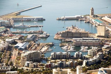 Panorama von Kapstadt mit Hafenbecken – Garden Route Reise mit Kindern