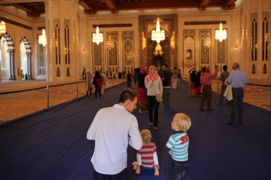 Vater und Kinder erkunden die Große Sultan-Qabus-Moschee in Muscat – Oman Familienreise