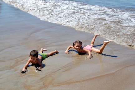 Glückliche Kinder genießen den Strand am Pazifik – Costa Rica Reise mit Kindern