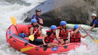 Gruppe erlebt spannendes Rafting-Abenteuer gemeinsam – Costa Rica Familienreise