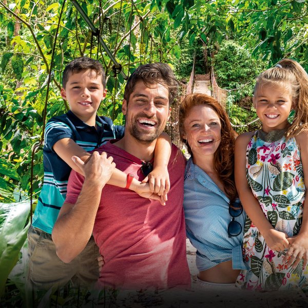 For Family Reisen - Familienreisen weltweit - Familie auf Hängebrücke