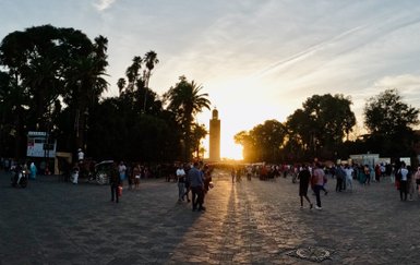 Die Koutoubia-Moschee im warmen Licht der untergehenden Sonne – Marokko mit Kindern